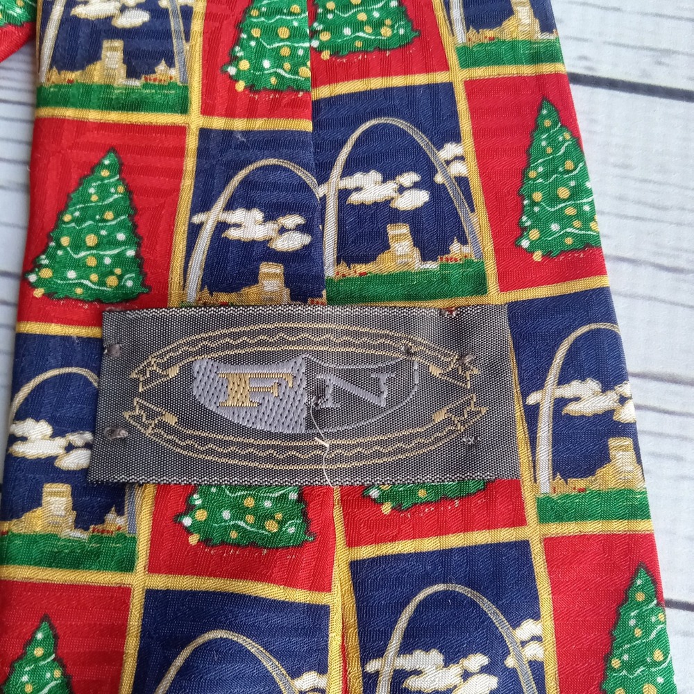 St Louis Missouri Gateway‎ Arch Christmas 100% Silk Novelty Holiday Mens Necktie - Picture 3 of 5